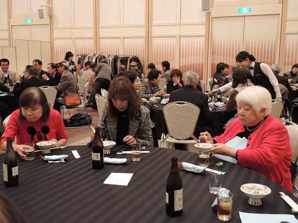 事業部主催の交流親睦会でテーブルに着席している参加者の写真